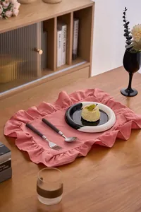 Koraalroze katoenen linnen placemat met ruisrand in een sfeervolle lifestyle eetomgeving