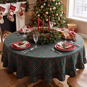 Festliche rot-grün karierte runde Tischdecke mit Volantrand für die Weihnachtsdekoration.
