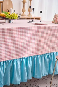 Dettaglio tovaglia a quadretti rosa con bordo a balze azzurro stile rustico