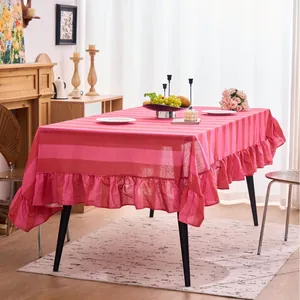 Mantel de algodón y lino a rayas rosas con elegantes bordes de volantes para comedor.