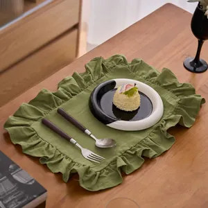 Elegante tovaglietta verde oliva con ruches in lino per una decorazione estetica della tavola