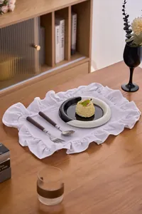 Elegante witte katoenen linnen placemat met ruffels in een stijlvolle setting