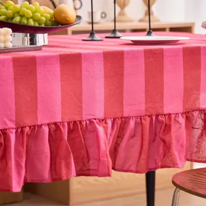 Elegante mantel de algodón y lino a rayas rosas y rojas con detalle de borde de volantes