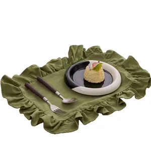 Elegante tovaglietta in tessuto verde con volant per decorazione tavola minimalista