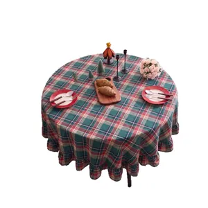 Festliche rot-grüne Tischdecke mit Weihnachtskaromuster und Rüschenrand für Esstische