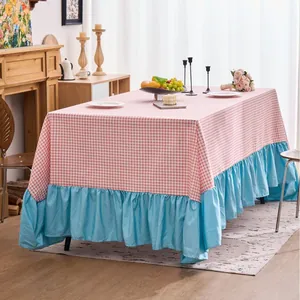 Tovaglia rettangolare a scacchi rosa con bordi a balze blu per l'arredamento di casa