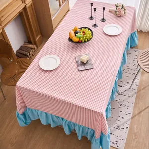 Tovaglia a quadretti rosa e bianchi con bordi decorativi blu a balze per tavolo da pranzo