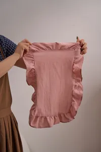 Gedetailleerd overzicht van een roze katoenen linnen placemat met ruisranden.