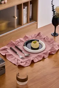 Een stijlvolle roze placemat met ruches van katoen en linnen op houten tafel