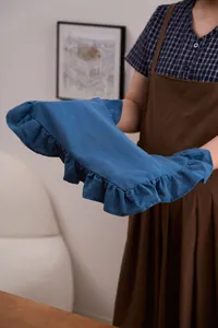 Detailopname van een blauwe katoenen placemat met elegante ruches voor de eettafel.