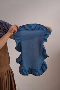 Gedetailleerd overzicht van een blauwe katoenen placemat met elegante ruche randen