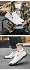 Nahaufnahme weißer handgenähter Lederstiefel mit Reißverschluss für Herren