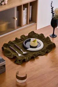 Gedetailleerd overzicht van een olijfgroene placemat met ruches van katoen en linnen.