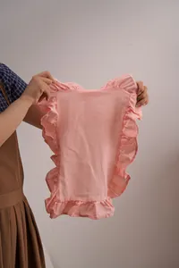 Detailopname van roze katoenen placemat met ruches voor tafeldecoratie in de keuken
