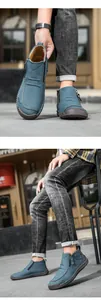 Detail der blauen Herren-Freizeitschuhe mit Handnaht und seitlichem Reißverschluss