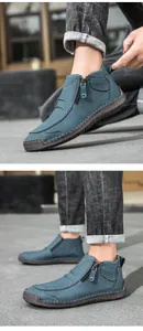 Detailansicht blauer Herren-Freizeitstiefel mit Handnähten und seitlichem Reißverschluss.
