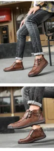 Detailaufnahme der braunen Herren-Lederstiefel mit seitlichem Reißverschluss und handgenähter Sohle