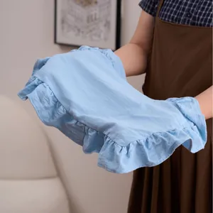 Elegante lichtblauwe katoenen linnen placemat met decoratieve ruches voor de eettafel