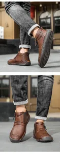 Detailansicht der braunen Herren-Stiefeletten aus Leder mit handgenähten Details