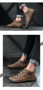 Detailansicht der braunen Lederstiefeletten für Herren mit Ziernähten und Gummisohlen Design