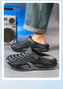 Détail de sabots noirs pour hommes avec texture ondulée et sangle à boucle réglable