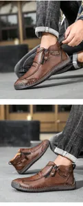 Detail brauner Leder-Herrenstiefel für Outdoor mit Reißverschluss und handgenähten Nähten.