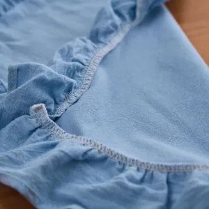 Lichtblauwe katoenen linnen placemat met ruches voor rustieke eettafel decoratie