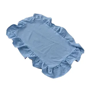 Rechthoekige placemat van lichtblauw katoen en linnen met elegante ruches aan de rand.