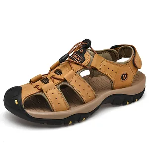 Professionele heren outdoor antislip leren sandalen met gesloten neus in het bruin.