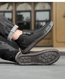 Detailansicht der schwarzen Herren-Outdoor-Stiefel mit Handnaht und rutschfester Sohle.