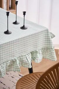Detalle de mantel de cuadros vichy verde y blanco con bordes de volantes decorativos