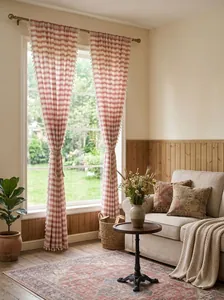 Tende a righe rosse con nappe in un accogliente soggiorno in stile country francese