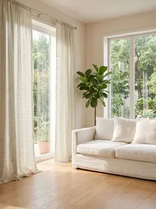Helles Wohnzimmer mit beige gestreiften Vorhängen und dekorativen Quastendetails am Rand