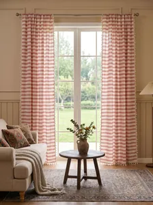 Tende trasparenti a righe bianche e rosse con eleganti bordi in nappe bianche decorative