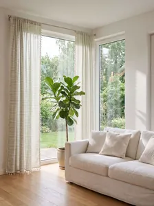 Wohnzimmer-Ambiente mit gestreiften Vorhängen und zarten Quastendetails am Rand
