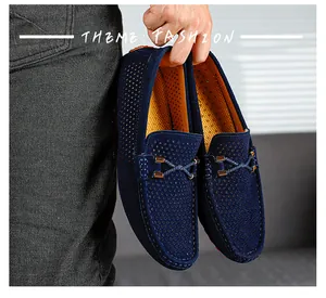 Primer plano de mocasines azules perforados para hombre con hebilla metálica