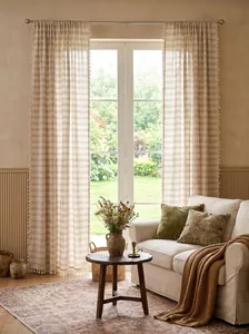 Elegante gestreifte Vorhänge im französischen Stil mit Quasten in hellem Wohnzimmer