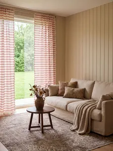 Tende a righe in stile francese con nappe in una scena accogliente del soggiorno