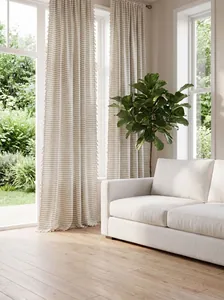 Elegante Streifenvorhänge mit dekorativen Quasten in einem hellen, modernen Wohnzimmer