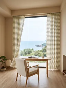 Γαλήνια θέα σε παραθαλάσσιο δωμάτιο με πράσινες ριγέ κουρτίνες και κομψές φούντες