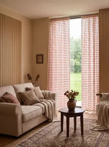 Tende a righe rosse in stile francese con nappe in un elegante scena da soggiorno