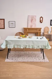 Mantel de cuadros vichy verdes con volantes en un ambiente acogedor de comedor