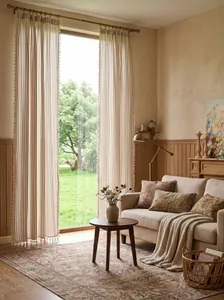 Elegantes cortinas de rayas caqui de estilo francés con borlas en un salón acogedor.