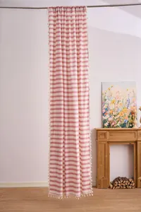 Tenda a righe rosse e bianche con nappe in un ambiente accogliente in stile francese moderno