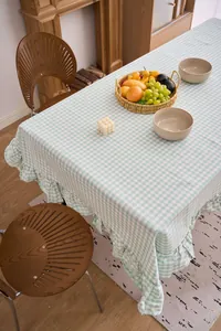 Mantel rústico de cuadros verdes y blancos con elegantes volantes para decorar el comedor