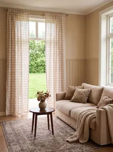 Gemütliche gestreifte Vorhänge im französischen Landhausstil mit Quasten im Wohnzimmer