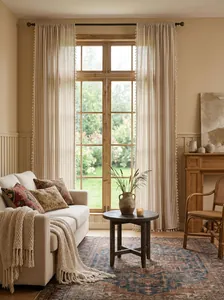 Elegantes cortinas de rayas caqui estilo francés con borlas para una sala de estar