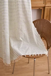 Detailansicht des hellgrün gestreiften Vorhangstoffs mit eleganten Quasten
