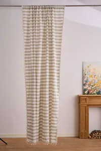 Κοντινό πλάνο γαλλικής κουρτίνας με πράσινες οριζόντιες ρίγες και διακοσμητικές φούντες.