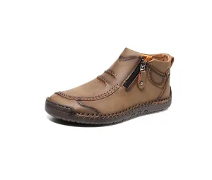 Nahaufnahme brauner Herrenstiefel mit seitlichem Reißverschluss und robusten Handnähten.